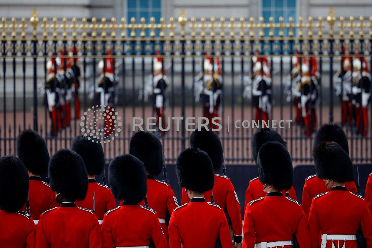 Οι βασιλικοί φρουροί προετοιμάζονται την ημέρα που η πομπή του φέρετρου της βασίλισσας Ελισάβετ της Βρετανίας θα μεταβεί από τα Ανάκτορα του Μπάκιγχαμ στα κτήρια του Κοινοβουλίου στο Λονδίνο, Βρετανία, 14 Σεπτεμβρίου 2022. REUTERS/Sarah Meyssonnier