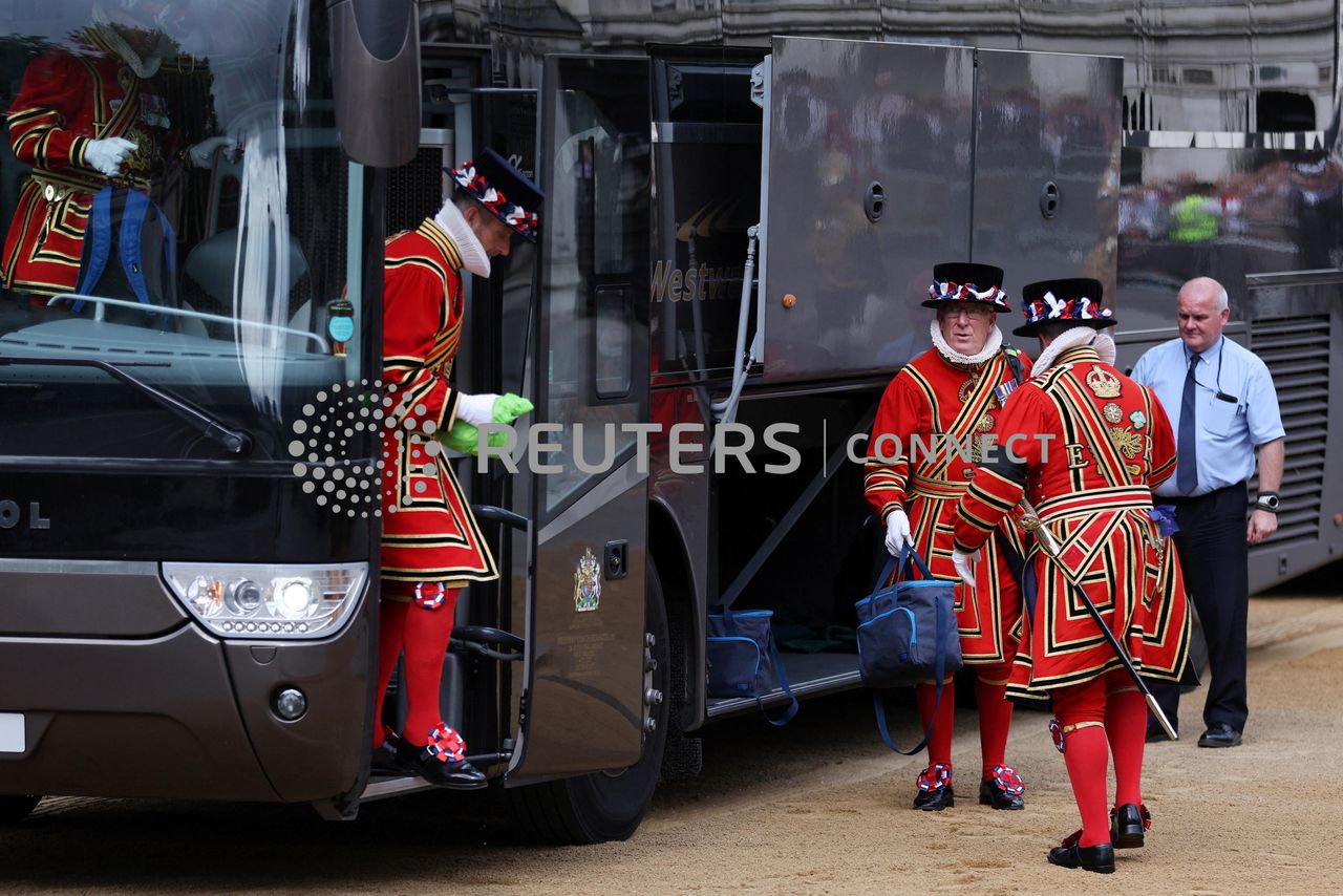 Τελετουργικοί φύλακες φθάνουν στην οδό St. Margaret's Street πριν από την πομπή για την μεταφορά της σορού της βασίλισσας Ελισάβετ II στο Λονδίνο. Το φέρετρο της Βασίλισσας Ελισάβετ Β' μεταφέρεται σε πομπή σε μια άμαξα του Βασιλικού Ιππικού Πυροβολικού από τα Ανάκτορα του Μπάκιγχαμ στην Αίθουσα του Γουέστμινστερ, όπου θα βρίσκεται μέχρι τις πρώτες πρωινές ώρες της κηδείας της. Η βασίλισσα Ελισάβετ Β' πέθανε στο Κάστρο Balmoral στη Σκωτία στις 8 Σεπτεμβρίου 2022 και τη διαδέχεται ο πρωτότοκος γιος της, ο βασιλιάς Κάρολος Γ'. Richard Heathcote/Pool via REUTERS