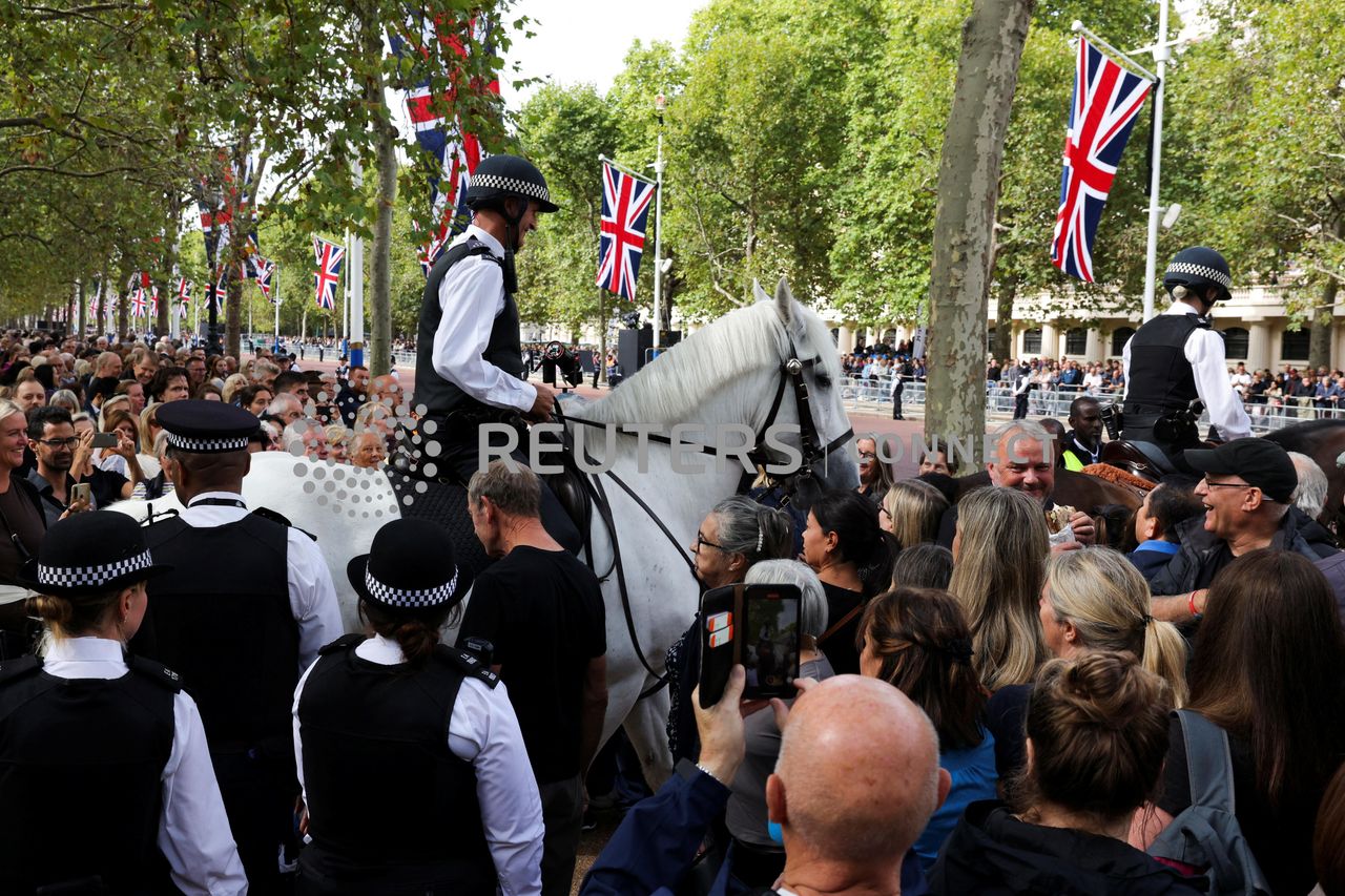Αστυνομικά άλογα διασχίζουν το εμπορικό κέντρο την ημέρα που το φέρετρο της βασίλισσας Ελισάβετ της Βρετανίας μεταφέρεται από τα Ανάκτορα του Μπάκιγχαμ στα κτήρια του Κοινοβουλίου στο Λονδίνο, Βρετανία, 14 Σεπτεμβρίου 2022. REUTERS/Kevin Coombs