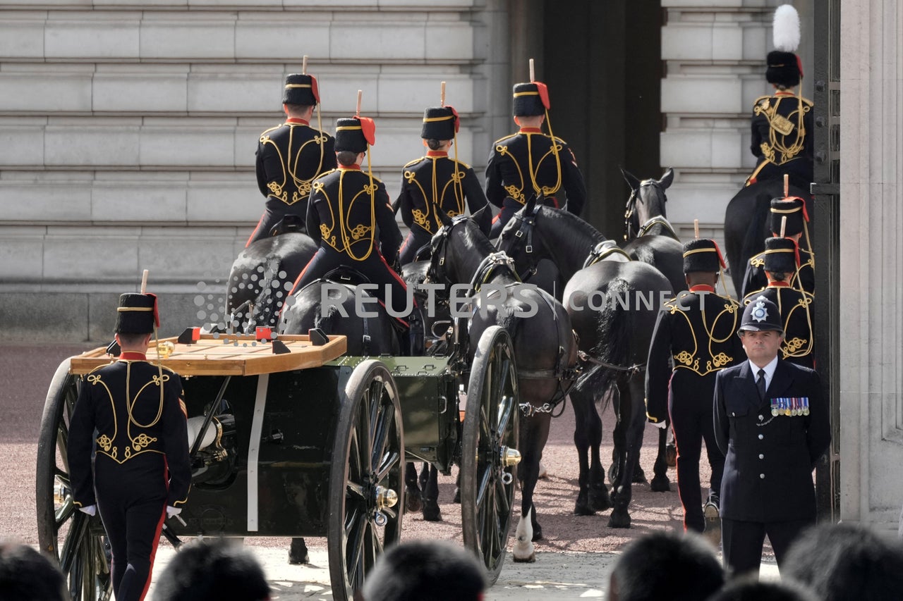 Η άμαξα που θα μεταφέρει το φέρετρο της αείμνηστης βασίλισσας Ελισάβετ Β' σε πομπή στην Αίθουσα του Γουέστμινστερ φτάνει στο Buckingham Place στο Λονδίνο, Τετάρτη, 14 Σεπτεμβρίου 2022. Vadim Ghirda/Pool via REUTERS