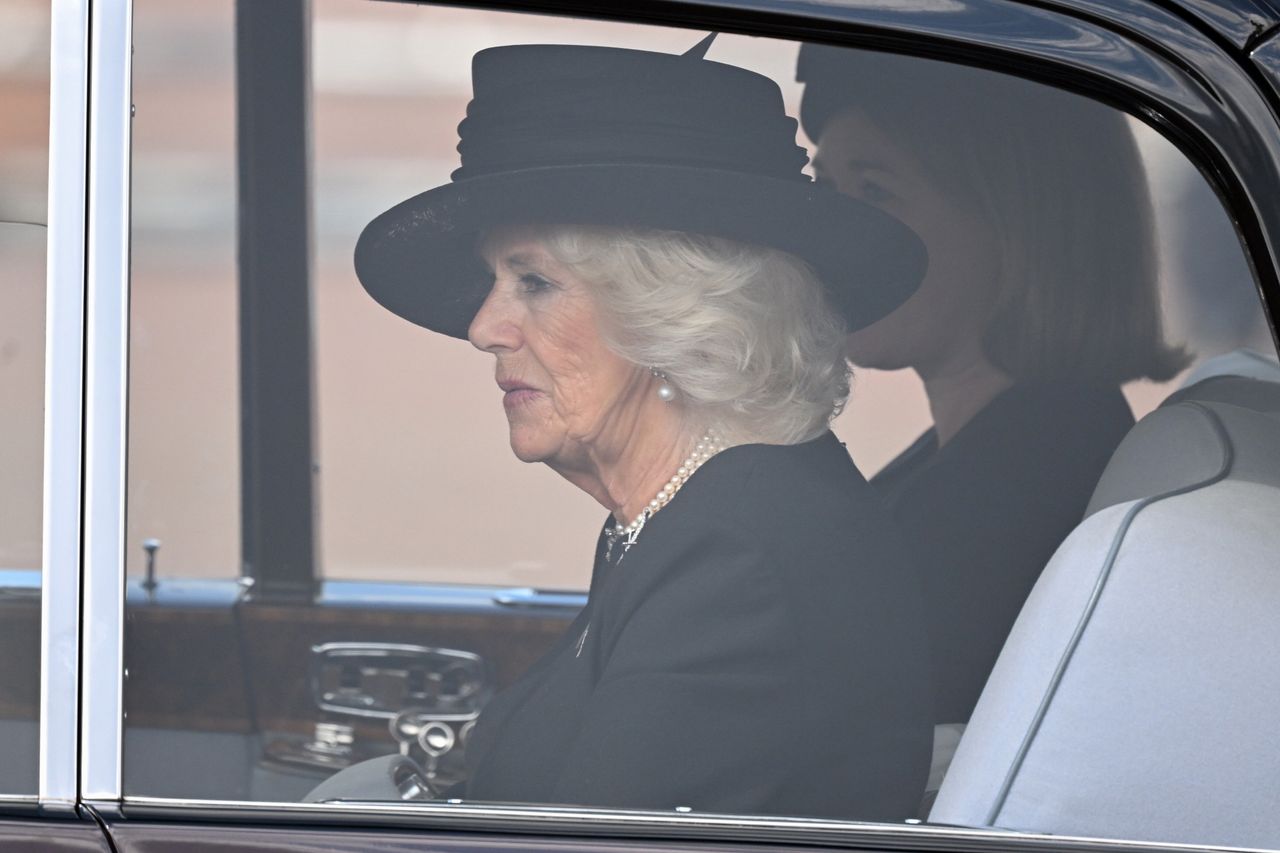 ΛΟΝΔΙΝΟ, ΑΓΓΛΙΑ - 14 ΣΕΠΤΕΜΒΡΙΟΥ: Η Camilla φθάνει στα Ανάκτορα του Μπάκιγχαμ πριν από την πομπή για την μεταφορά της σορού της βασίλισσας Ελισάβετ II στις 14 Σεπτεμβρίου 2022 στο Λονδίνο, Αγγλία. Το φέρετρο της Βασίλισσας Ελισάβετ Β' μεταφέρεται σε πομπή σε μια άμαξα του Βασιλικού Ιππικού Πυροβολικού The King's Troop από τα Ανάκτορα του Μπάκιγχαμ στην Αίθουσα του Γουέστμινστερ, όπου θα βρίσκεται μέχρι τις πρώτες πρωινές ώρες της κηδείας της. Η βασίλισσα Ελισάβετ Β' πέθανε στο Κάστρο Balmoral στη Σκωτία στις 8 Σεπτεμβρίου 2022 και τη διαδέχεται ο πρωτότοκος γιος της, ο βασιλιάς Κάρολος Γ'. (Photo by Leon Neal/Getty Images)