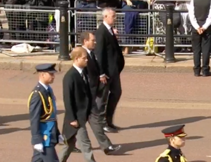 Le prince William (à gauche) et le prince Harry (deuxième à gauche) à côté de leur cousin Peter Phillips