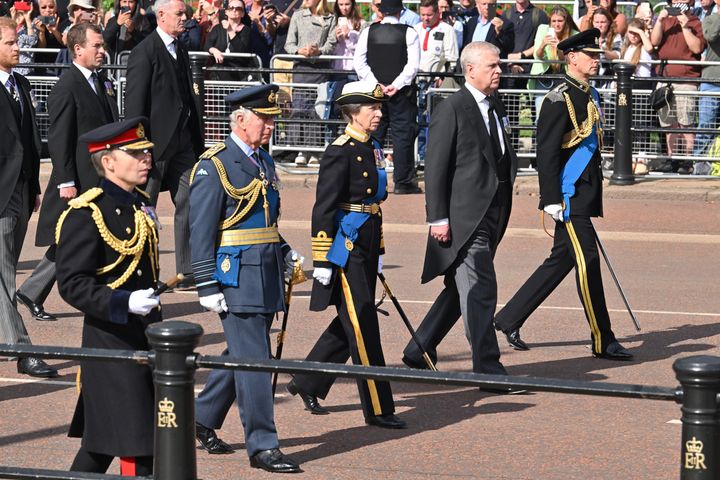 किंग चार्ल्स III, राजकुमारी ऐनी, प्रिंस एंड्रयू और प्रिंस एडवर्ड, 14 सितंबर को लंदन में क्वीन एलिजाबेथ द्वितीय के राज्य में झूठ बोलने के जुलूस के दौरान ताबूत के पीछे चलते हैं।