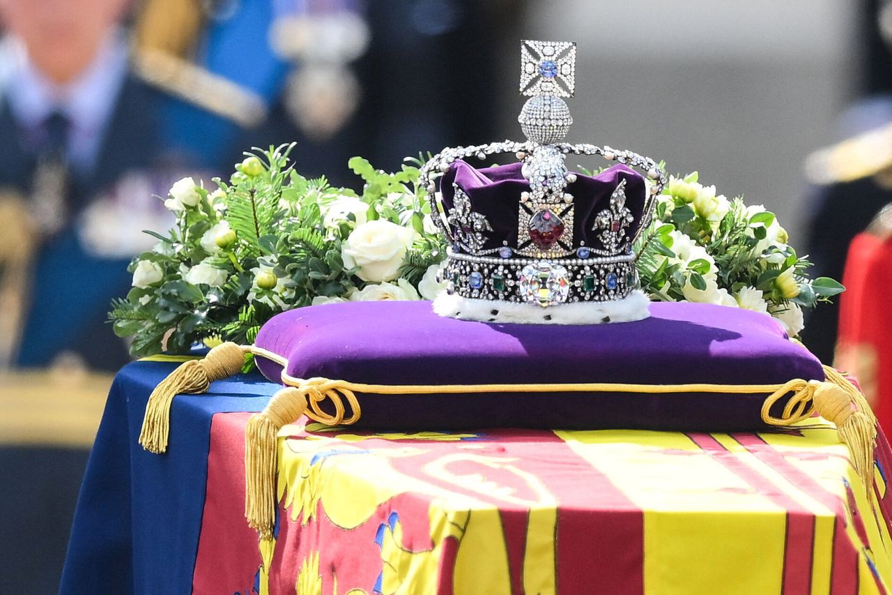 Το φέρετρο της βασίλισσας Ελισάβετ Β', στολισμένο με βασιλικό πρότυπο και το στέμμα της αυτοκρατορικής πολιτείας, σύρεται από μια άμαξα του βασιλικού πυροβολικού κατά τη διάρκεια μιας πομπής από τα Ανάκτορα του Μπάκιγχαμ στο Παλάτι του Γουέστμινστερ, στο Λονδίνο στις 14 Σεπτεμβρίου 2022 DANIEL LEAL/Pool via REUTERS