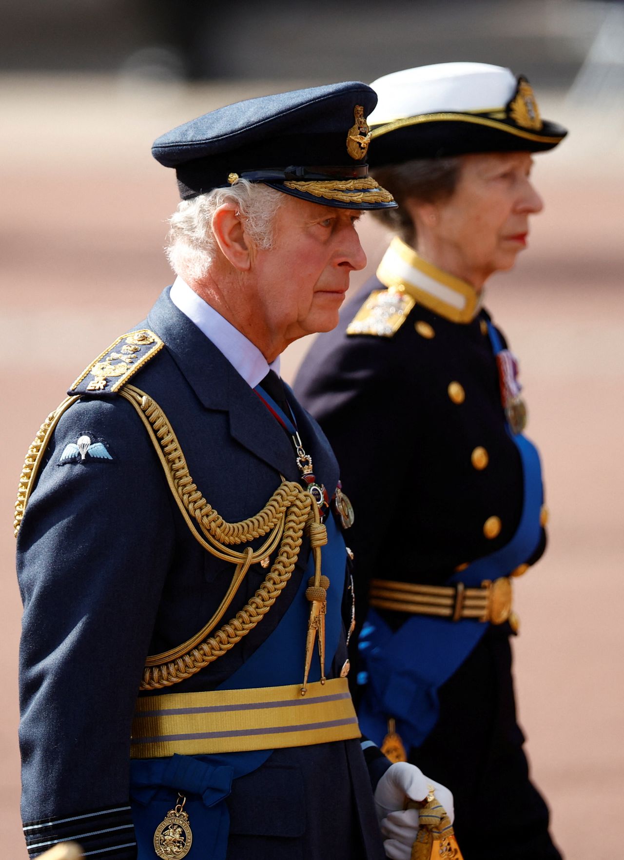 Ο βασιλιάς Κάρολος της Βρετανίας και η Άννα, η πριγκίπισσα της Βρετανίας παρελαύνουν κατά τη διάρκεια μιας πομπής όπου το φέρετρο της βασίλισσας της Βρετανίας Ελισάβετ μεταφέρεται από τα Ανάκτορα του Μπάκιγχαμ στα κτήρια του Κοινοβουλίου στο Λονδίνο, Βρετανία, 14 Σεπτεμβρίου 2022. REUTERS/Sarah Meyssonnier
