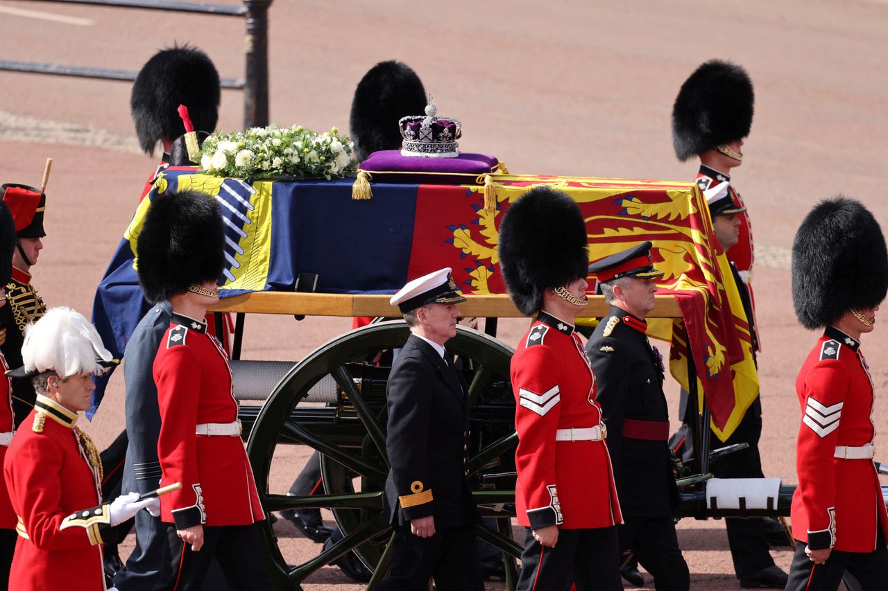 Το φέρετρο της βασίλισσας Ελισάβετ Β', στολισμένο με βασιλικό πρότυπο και το στέμμα της αυτοκρατορικής πολιτείας, σύρεται από μια άμαξα του βασιλικού πυροβολικού κατά τη διάρκεια μιας πομπής από τα Ανάκτορα του Μπάκιγχαμ στο Παλάτι του Γουέστμινστερ, στο Λονδίνο στις 14 Σεπτεμβρίου 2022 Will Haigh/Pool via REUTERS