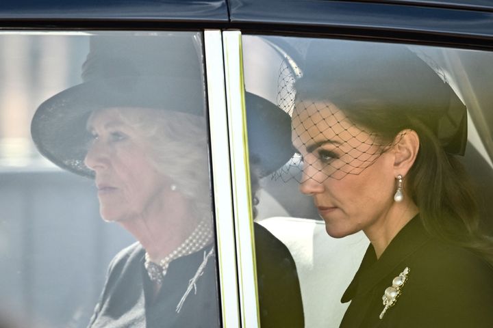 कैमिला, क्वीन कंसोर्ट (एल) और वेल्स की राजकुमारी महारानी एलिजाबेथ द्वितीय के ताबूत के पीछे हैं। 