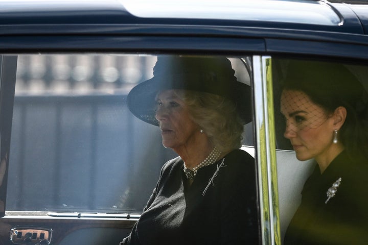 La reina consorte y la princesa de Gales.