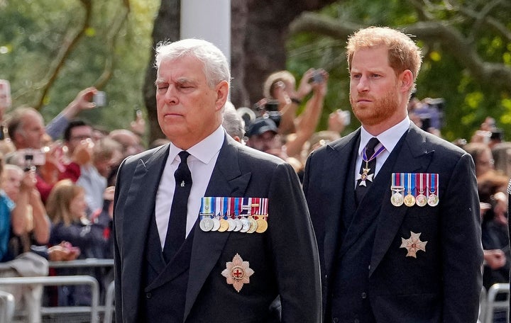 El príncipe Andrés y el príncipe Harry tras el féretro de Isabel II.