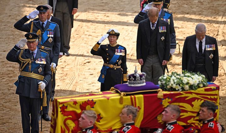 El rey Carlos III, el príncipe de Gales, la princesa Ana, el príncipe Harry y el príncipe Andrés en la llegada del féretro a Westminster.