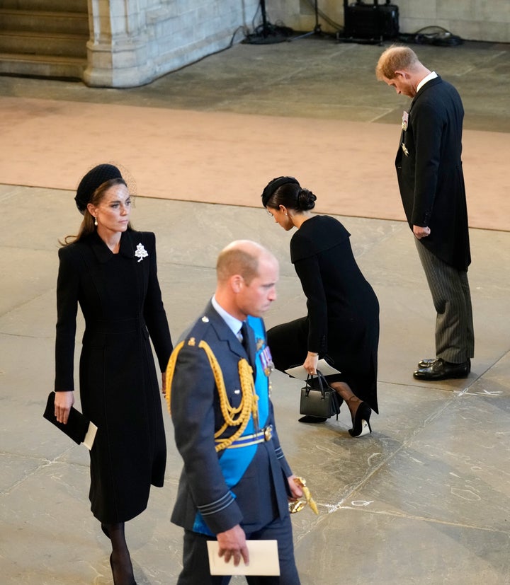 Meghan Markle arrodillada frente al féretro de Isabel II junto al príncipe Harry y los príncipes de Gales.
