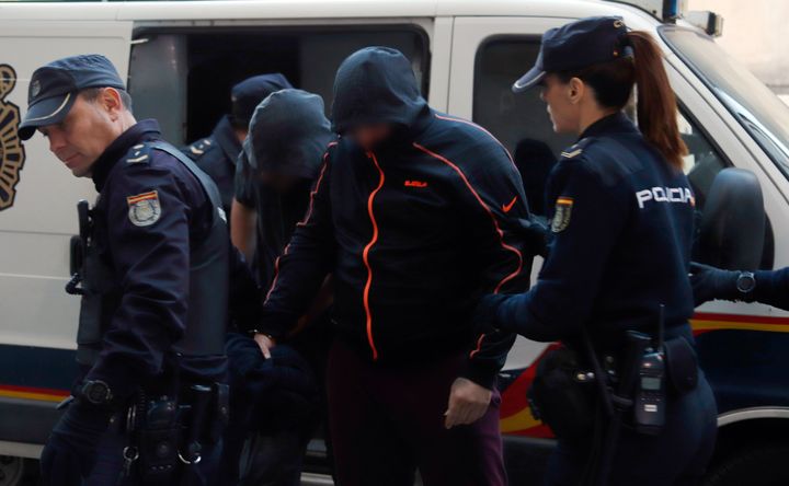18 Ιανουαρίου 2020, Ισπανία, Πάλμα: Αστυνομικοί συλλαμβάνουν μέλη της λέσχης μοτοσικλετιστών «United Tribuns». Συνελήφθησαν συνολικά 6 άνδρες. Σύμφωνα με την αστυνομία, τα μέλη της συμμορίας είχαν τον έλεγχο του εμπορίου ναρκωτικών σε πολλά νυχτερινά κέντρα και οίκους ανοχής στη Μαγιόρκα, όπου τα μέλη της εργάζονταν ως άνδρες ασφάλειας. Η σύλληψη ήταν κοινή επιχείρηση της ισπανικής αστυνομίας, της Europol και της γερμανικής BKA.