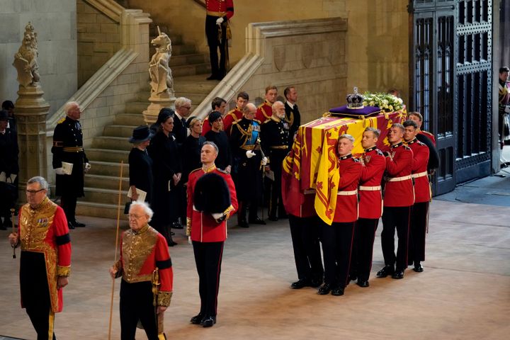 Η σορός της βασίλισσας Ελισάβετ Β' μεταφέρεται στην Αίθουσα του Γουέστμινστερ για λαϊκό προσκύνημα, στο Λονδίνο, Τετάρτη, Σεπτέμβρη. 14, 2022. (Christopher Furlong / Φωτογραφία πισίνας μέσω AP)