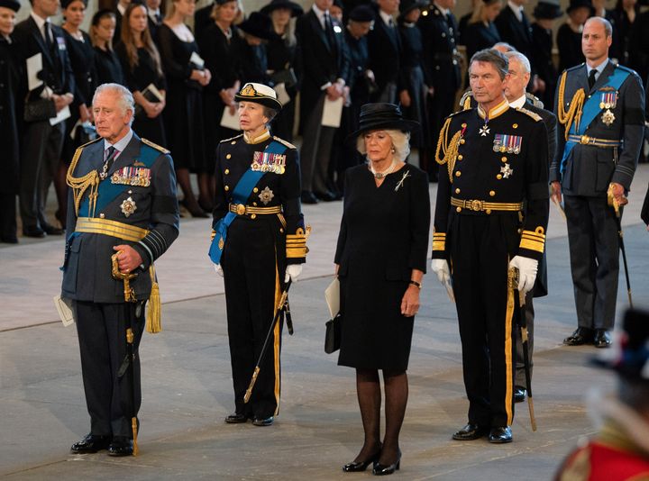 ΛΟΝΔΙΝΟ, ΑΓΓΛΙΑ - 14 ΣΕΠΤΕΜΒΡΙΟΥ: Ο βασιλιάς Κάρολος Γ' της Αγγλίας, η Πριγκίπισσα Άννα, η Καμίλα, η Βασιλική Σύζυγος, ο Αντιναύαρχος Σερ Τίμοθι Λόρενς, ο Πρίγκιπας Άντριου, Δούκας της Υόρκης και ο Πρίγκιπας Γουίλιαμ, Πρίγκιπας της Ουαλίας αποδίδουν τα σέβη τους στο Παλάτι του Γουέστμινστερ κατά τη διάρκεια της πομπής για το λαϊκό προσκύνημα της βασίλισσας Ελισάβετ II στις 14 Σεπτεμβρίου 2022 στο Λονδίνο, Αγγλία.