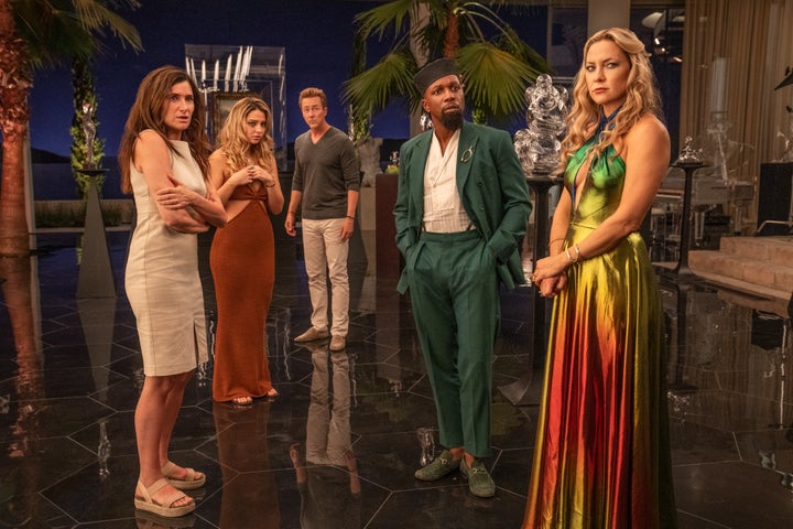 (GD) Kathryn Hahn, Madelyn Cline, Edward Norton, Leslie Odom Jr. and Kate Hudson try to look as innocent as possible in "Glass onion."