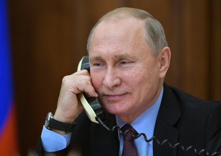 Putin, al teléfono en su despacho