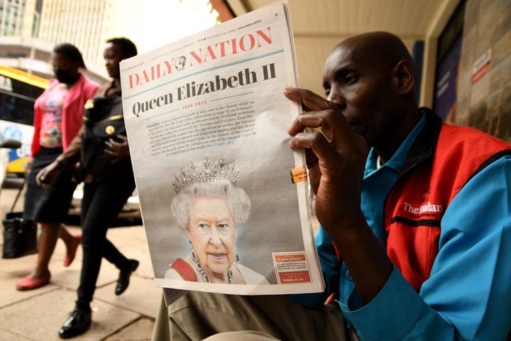ケニアの新聞でもエリザベス女王の死は伝えられた（2022年9月9日、ケニア・ナイロビで撮影）