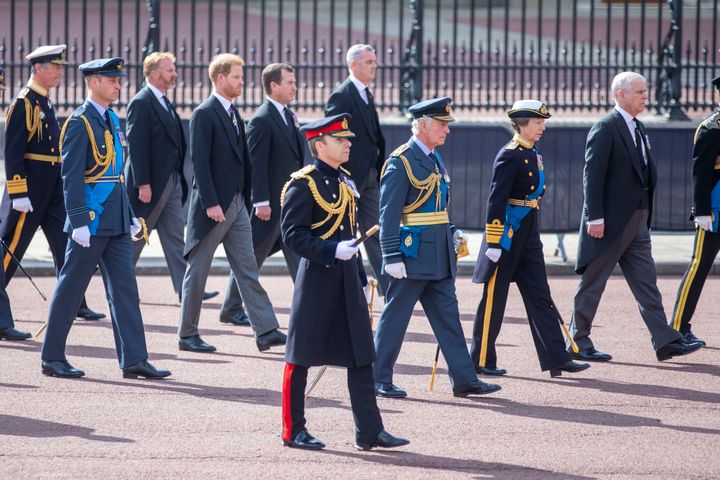 エリザベス女王の棺の後ろを、チャールズ国王やアン王女、アンドリュー王子、そしてウィリアム皇太子やハリー王子が歩いた（2022年9月14日）