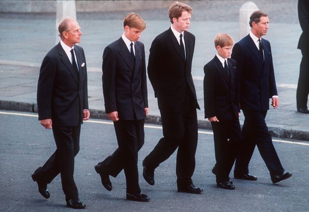 ダイアナ妃の棺の後に続く、（左から）フィリップ殿下、ウィリアム王子、チャールズ・スペンサーさん、ハリー王子、チャールズ皇太子（1997年9月6日）