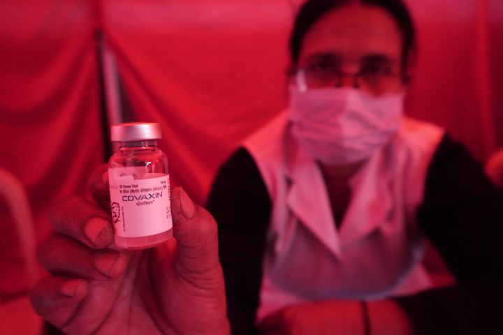 Un sanitario muestra una dosis de la vacuna contra el coronavirus