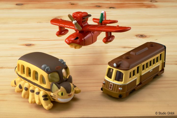 （写真左から）「となりのトトロ ネコバス」 「紅の豚 サボイア S.21F」 「千と千尋の神隠し 海原電鉄」