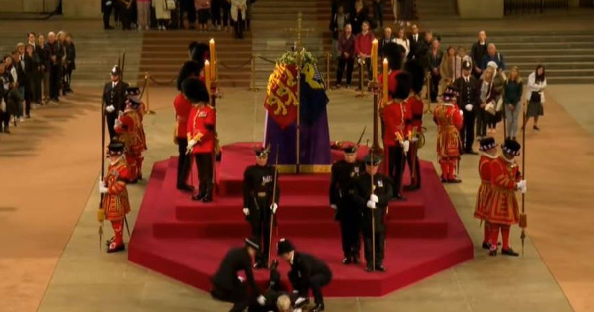Un guardia se desmaya en plena custodia del féretro de la reina Isabel II - Vimarsana News