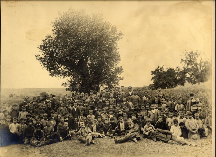 Οι μαθητές του Αρρεναγωγείου Ραιδεστού σε εκδρομή στις παρυφές του Ιερού Όρους, 1902. Συλλογή Δημήτρη Μαυρίδη