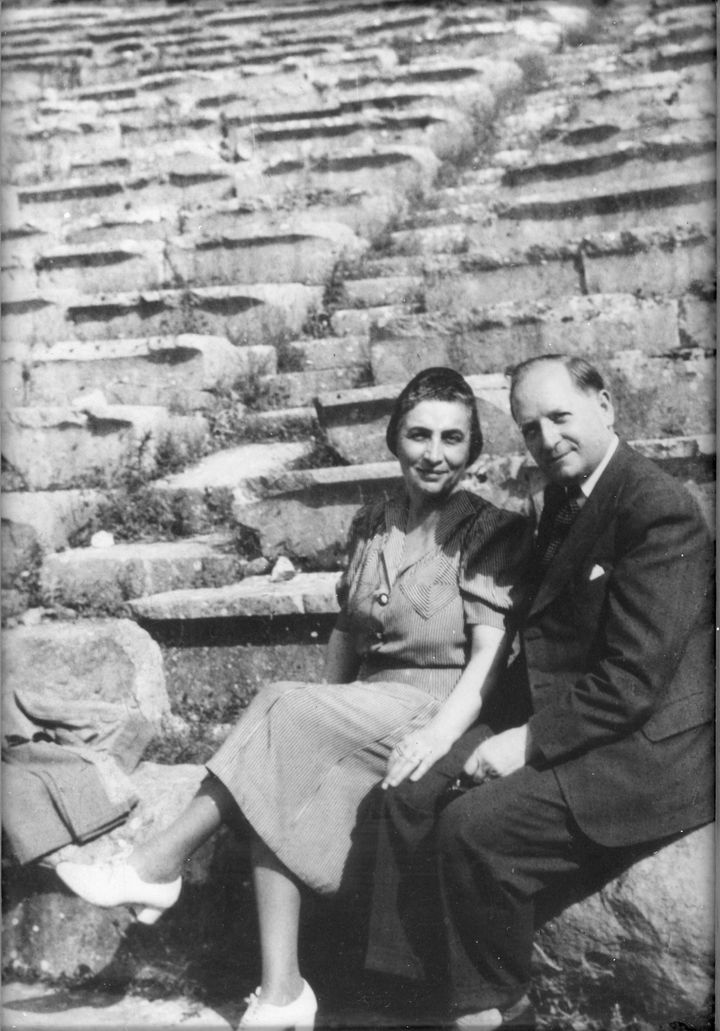 Η Μέλπω και ο Οκτάβιος Μερλιέ στους Δελφούς, 1950. Κέντρο Μικρασιατικών Σπουδών, Φωτογραφικό Αρχείο