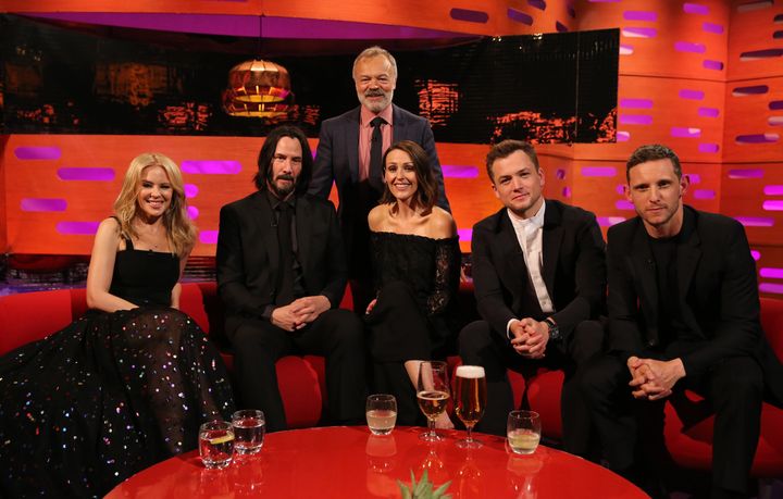 Aaaah, de bons moments : Graham Norton avec (assis ENSEMBLE de gauche à droite) Kylie Minogue, Keanu Reeves, Suranne Jones, Taron Egerton et Jamie Bell pendant le tournage du Graham Norton Show. 