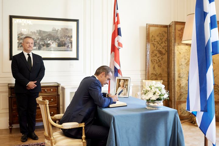 Ο πρωθυπουργός υπογράφει στο βιβλίο συλλυπητηρίων στη Βρετανική Πρεσβεία