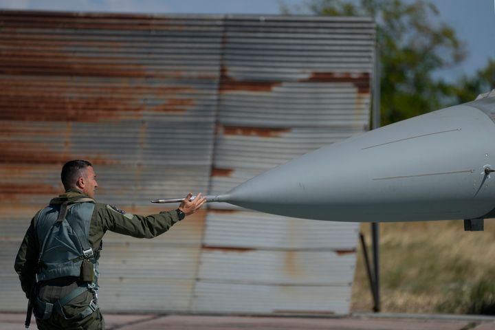 Ο πιλότος ενός ελληνικού F-16 Viper ελέγχει το αεροσκάφος πριν από την απογείωση στην αεροπορική βάση της Τανάγρας περίπου 74 χιλιόμετρα (46 μίλια) βόρεια της Αθήνας, Ελλάδα, Δευτέρα, 12 Σεπτεμβρίου 2022. Η ελληνική αεροπορία παρέλαβε ένα πρώτο ζευγάρι αναβαθμισμένων στρατιωτικών αεροσκαφών F-16, στο πλαίσιο ενός προγράμματος 1,5 δισεκατομμυρίων δολαρίων για τον πλήρη εκσυγχρονισμό του στόλου των μαχητικών εν μέσω αυξανόμενης έντασης με τη γειτονική Τουρκία. (AP Photo/Thanassis Stavrakis)