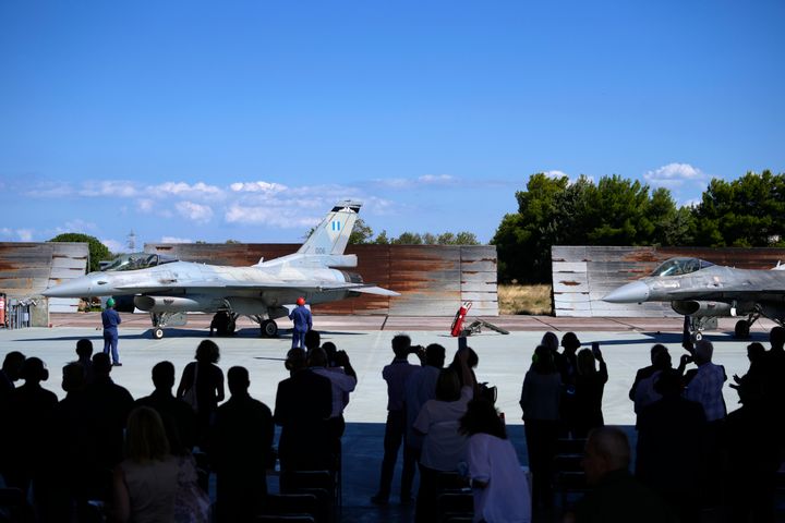 Οι επισκέπτες φωτογραφίζουν τα δύο ελληνικά μαχητικά αεροσκάφη F-16 Viper στην αεροπορική βάση της Τανάγρας περίπου 74 χιλιόμετρα (46 μίλια) βόρεια της Αθήνας, Ελλάδα, Δευτέρα, 12 Σεπτεμβρίου 2022. Η ελληνική αεροπορία παρέλαβε τη Δευτέρα ένα πρώτο ζευγάρι των αναβαθμισμένων στρατιωτικών αεροσκαφών F-16, στο πλαίσιο ενός προγράμματος 1,5 δισεκατομμυρίων δολαρίων για τον πλήρη εκσυγχρονισμό του στόλου των μαχητικών της εν μέσω αυξανόμενης έντασης με τη γειτονική Τουρκία.. (AP Photo/Thanassis Stavrakis)