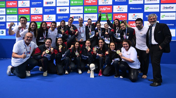 La selección femenina de waterpolo, posando con el título de campeona de Europa en Split.