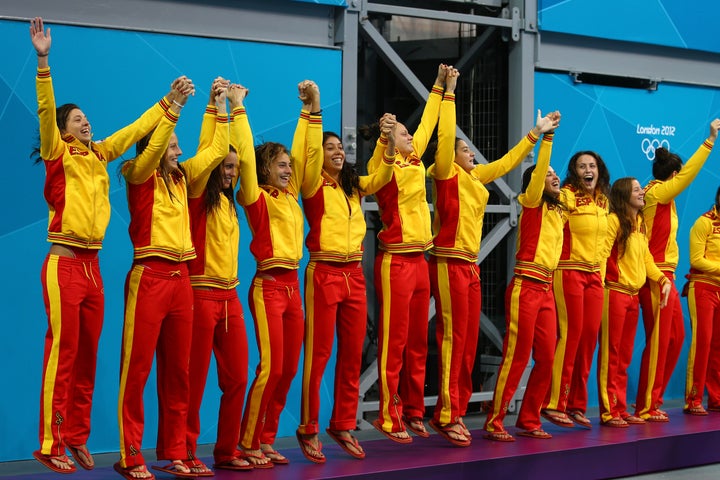 Las jugadoras de la selección femenina de waterpolo celebran la medalla de plata en Londres 2012.