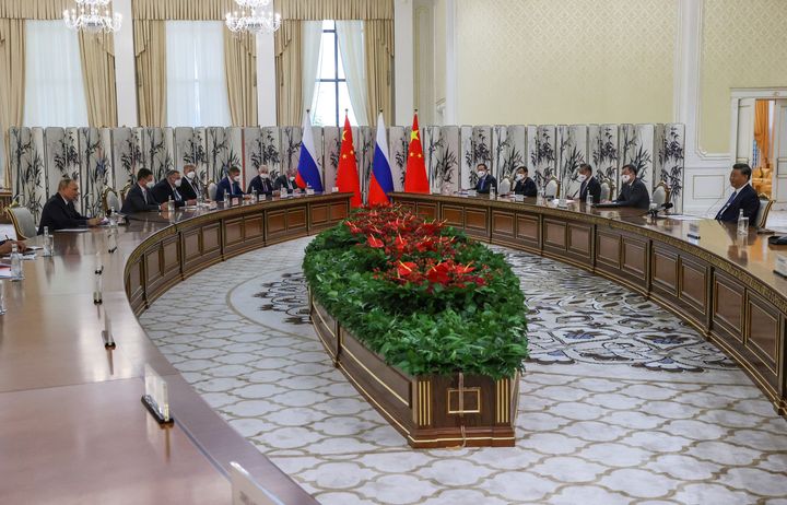 Ο Ρώσος Πρόεδρος Βλαντιμίρ Πούτιν συναντά τον Κινέζο Πρόεδρο Σι Τζινπίνγκ στο περιθώριο της συνόδου κορυφής του Οργανισμού Συνεργασίας της Σαγκάης (SCO) στη Σαμαρκάνδη του Ουζμπεκιστάν, 15 Σεπτεμβρίου 2022. Sputnik / Alexandr Demyanchuk / Poo