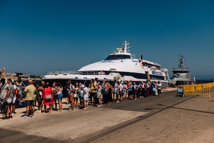 31 Ιουλίου 2022 - Παλιά πόλη της Ρόδου, Δωδεκάνησα. Τερματικός σταθμός πορθμείων, γιοτ και βάρκα. Landscape photography, Rhodes town photo. Traveling in Greece, greek touristic concept.