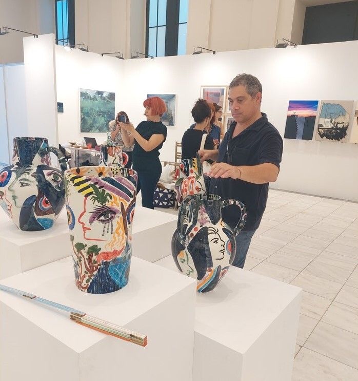 Ο καλλιτέχνης Γιώργος Χαδούλης στην ετοιμασία του περίπτερου της Γκαλερί Σκουφά