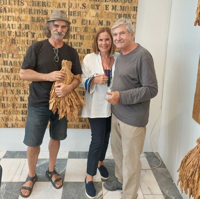 Η ψυχή της γκαλερί Citronne, Τατιάνα Σπινάρη, με τους καλλιτέχνης Γιάννη Αδαμάκο (δεξιά) και Πάνο Χαραλάμπους (αριστερά)
