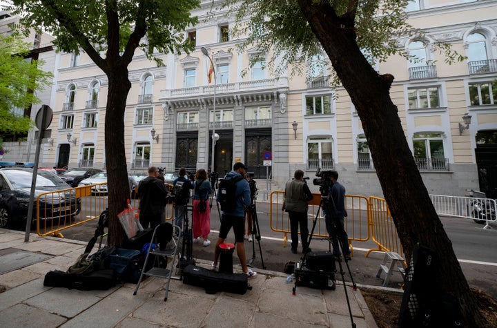 Medios de comunicación en la entrada del Consejo General del Poder Judicial