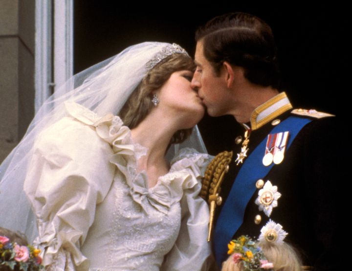 盛大な結婚式の後、バッキンガム宮殿のバルコニーでチャールズ皇太子（当時）とダイアナ妃がキスする様子（1981年7月29日）