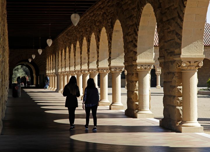 ΑΡΧΕΙΟ - 14 Μαρτίου 2019, φοιτητές περπατούν στην πανεπιστημιούπολη του Πανεπιστημίου Στάνφορντ στη Σάντα Κλάρα της Καλιφόρνια. (AP Photo/Ben Margot, File)