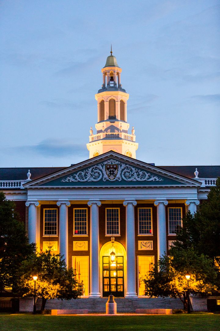 Η πανεπιστημιούπολη του Harvard Business School στη Βοστώνη. Το Harvard Business School είναι η μεταπτυχιακή σχολή επιχειρήσεων του Πανεπιστημίου Χάρβαρντ στη Βοστώνη, Μασαχουσέτη, Ηνωμένες Πολιτείες. Το πανεπιστήμιο προσφέρει ένα μεγάλο πρόγραμμα MBA πλήρους απασχόλησης, διδακτορικά προγράμματα, HBX και πολλά προγράμματα εκπαίδευσης στελεχών. (Photo by Brooks Kraft LLC/Corbis via Getty Images)