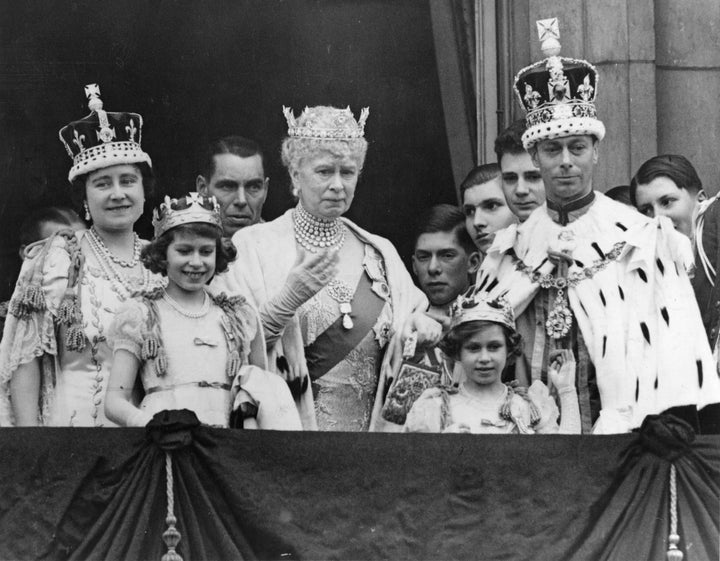 La reine Elizabeth (à gauche) portant la couronne avec le Koh-i-noor en 1937 lors du couronnement de son mari