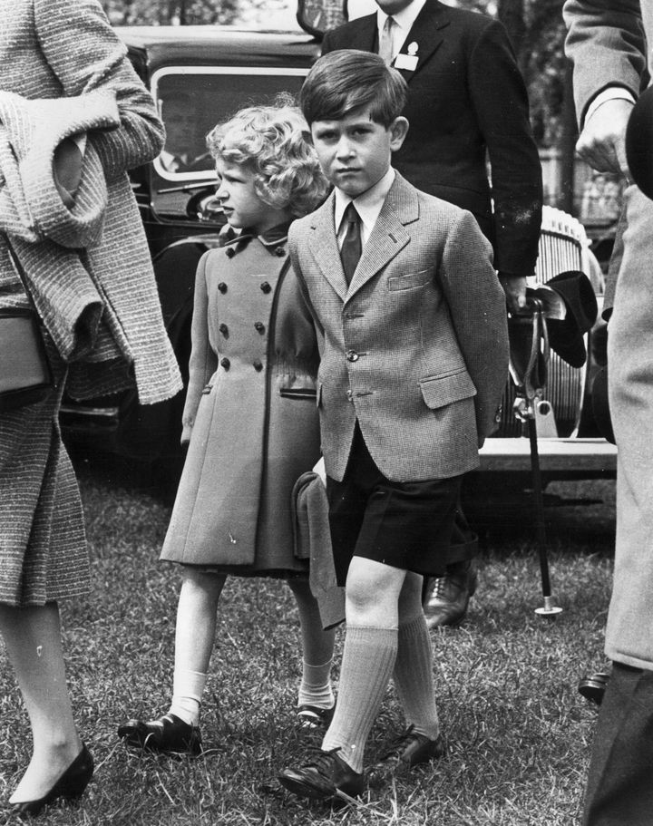 O πρίγκιπας Κάρολος και η αδελφή του πριγκίπισσα Άννα στο Ουίνσδορ το1958.