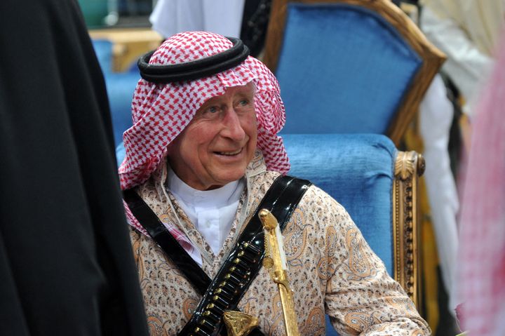 Στη Σαουδική Αραβία, 2014: o Κάρολος με παραδοσιακό φόρεμα.