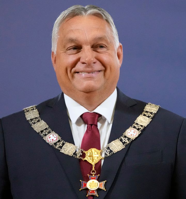 Ο Πρωθυπουργός της Ουγγαρίας Βίκτορ Όρμπαν ποζάρει πασιχαρής μετά την παραλαβή του Τάγματος της Σερβίας από τον Πρόεδρο της Σερβίας Aleksandar Vucic στο Βελιγράδι, Παρασκευή, 16 Σεπτεμβρίου 2022. Ο Όρμπαν πραγματοποιεί μονοήμερη επίσκεψη εργασίας στη Σερβία. (AP Photo/Darko Vojinovic)