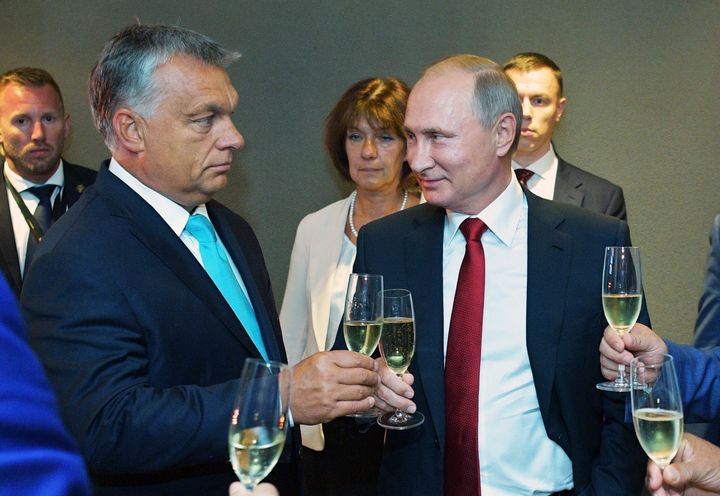 Ο Ρώσος Πρόεδρος Βλαντιμίρ Πούτιν, δεξιά, και ο Ούγγρος πρωθυπουργός Βίκτορ Όρμπαν παρευρίσκονται στην τελετή έναρξης του Παγκοσμίου Πρωταθλήματος Τζούντο στη Βουδαπέστη της Ουγγαρίας, Δευτέρα, 28 Αυγούστου 2017.(Alexei Druzhinin, Sputnik, Kremlin Pool Photo via AP)