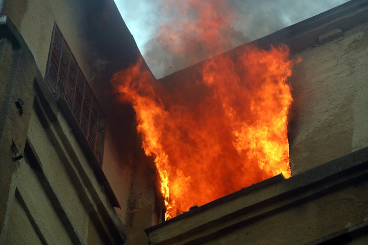 Fuego en un edificio de Ucrania tras una explosión