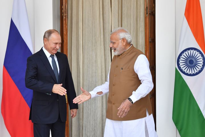 Ο Ινδός πρωθυπουργός Nαρέντρα Mόντι καλωσορίζει τον Ρώσο Πρόεδρο Βλαντιμίρ Πούτιν πριν από τη συνάντησή τους στο Hyderabad House στο Νέο Δελχί, Ινδία, 5 Οκτωβρίου 2018. Yuri Kadobnov / Πισίνα μέσω REUTERS