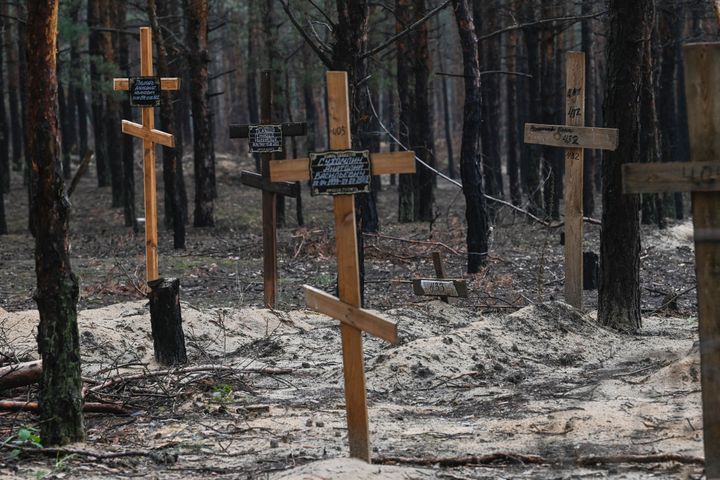 ウクライナ軍が奪還したイジューム郊外の森の中で発見された集団墓地（2022年9月16日撮影、Juan BARRETO / AFP）